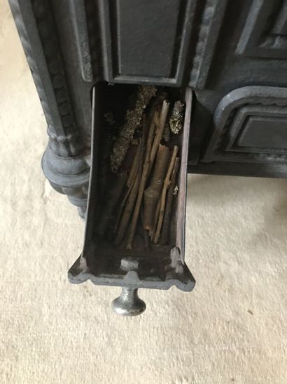 Poupée en celluloïd avec sa chaise et une...