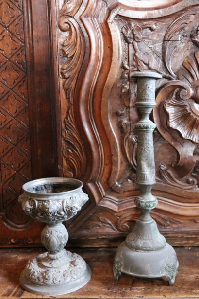 Calice en étain à décor repoussé de mascarons,...