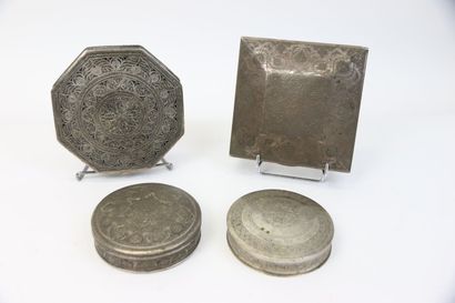 Deux boîtes rondes, une boîte carrée et une...