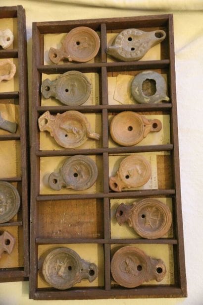 Lot de 20 moulages de lampes à huile en terre...