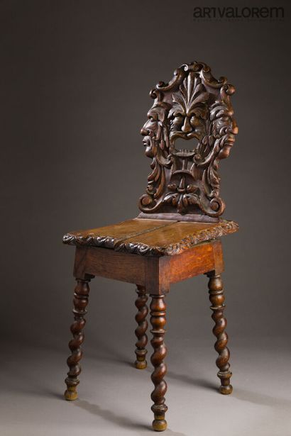 Petite chaise en chêne sculpté, le dossier...