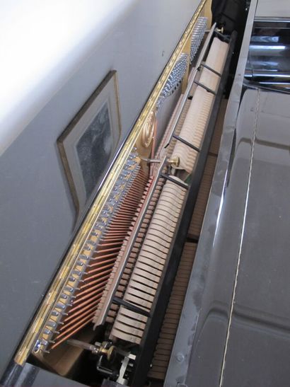 Piano droit laqué noir W.HOFFMANN n° de série...