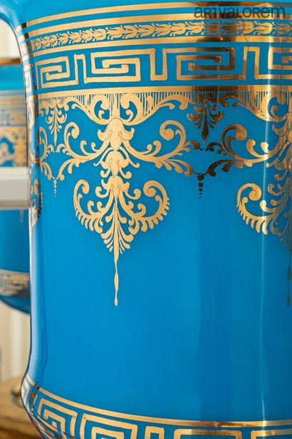 Grand vase de forme balustre en opaline bleu...