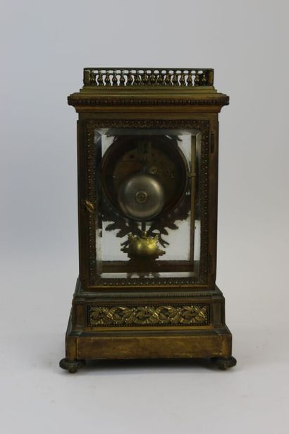 Pendule cage en bronze doré à décor d'une...