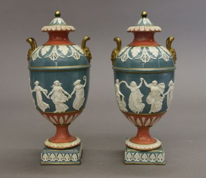 WEDGWOOD

Paire de vases Médicis couverts...