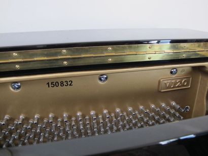 Piano droit laqué noir W.HOFFMANN n° de série...