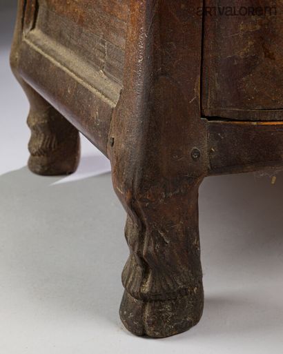 Commode de forme arbalète ouvrant en façade...