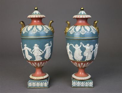 WEDGWOOD

Paire de vases Médicis couverts...