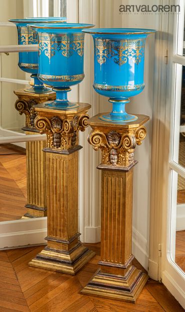 Grand vase de forme balustre en opaline bleu...