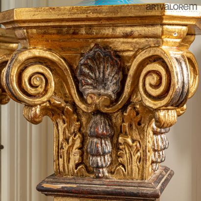 Paire de colonnes en bois doré et argenté,...