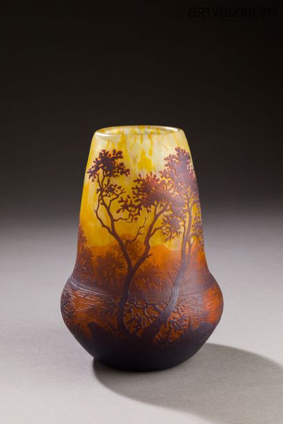 DAUM NANCY

Vase cylindrique à base renflée...