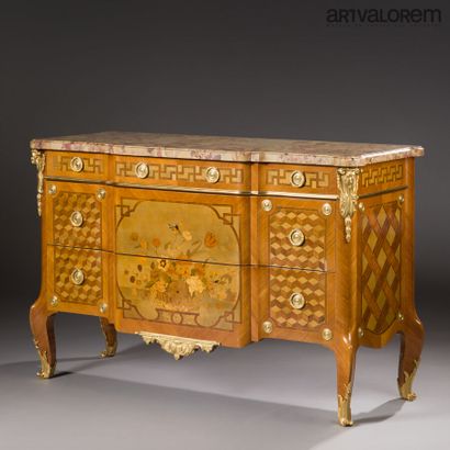 Commode à ressaut central en placage de bois...
