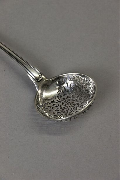 Cuillère à saupoudrer en argent modèle filets,...