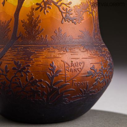 DAUM NANCY

Vase cylindrique à base renflée...