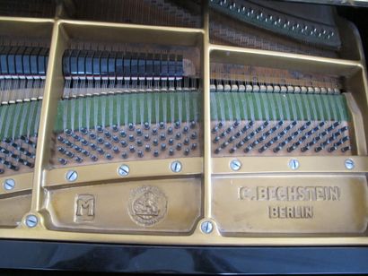 Piano quart de queue laqué noir C. BECHSTEIN,...