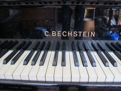 Piano quart de queue laqué noir C. BECHSTEIN,...