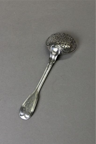 Cuillère à saupoudrer en argent modèle filets,...
