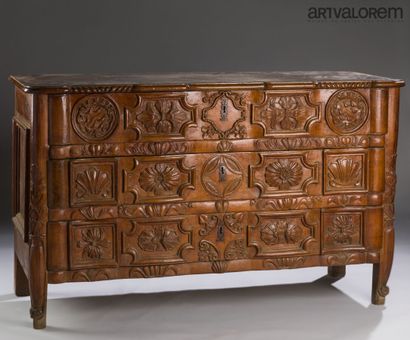 Importante commode en noyer ouvrant à trois...