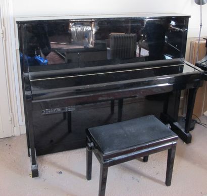 Piano droit laqué noir W.HOFFMANN n° de série...