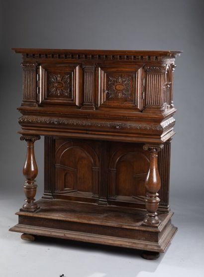 Buffet crédence en chêne mouluré et sculpté...