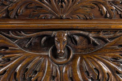 Coffre en bois naturel sculpté d'un important...