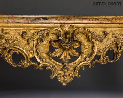 Console d'applique en bois sculpté et doré...