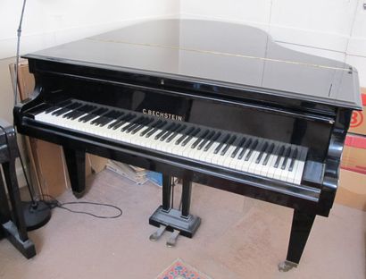 Piano quart de queue laqué noir C. BECHSTEIN,...