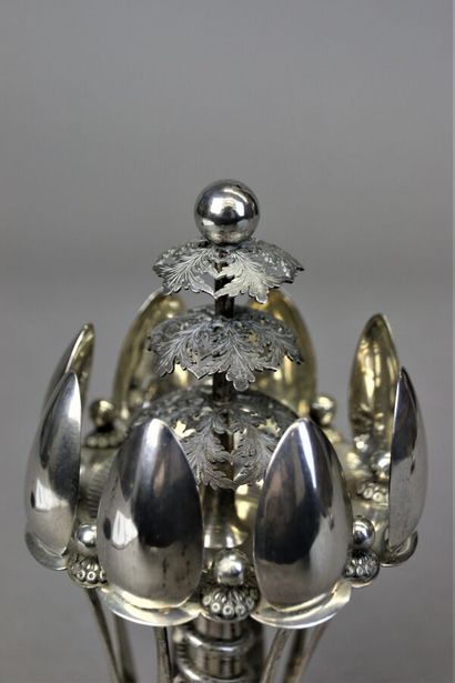Présentoir à huit petites cuillères en argent...