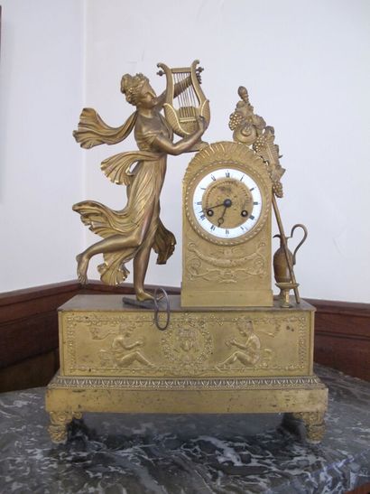 Pendule borne en bronze ciselé et doré, figurant...