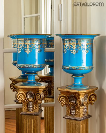 Grand vase de forme balustre en opaline bleu...