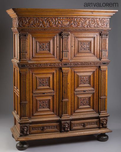 Meuble deux corps en chêne mouluré et sculpté...