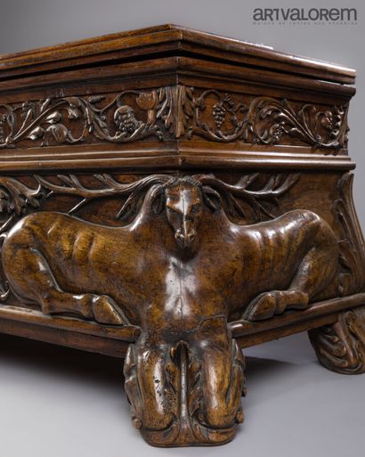Coffre en bois naturel sculpté d'un important...