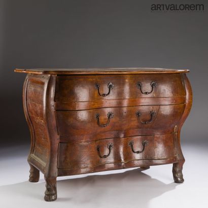 Commode de forme arbalète ouvrant en façade...