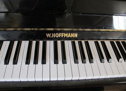 Piano droit laqué noir W.HOFFMANN n° de série...
