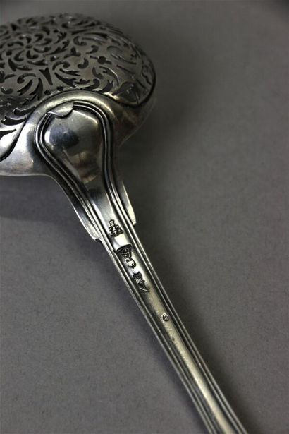 Cuillère à saupoudrer en argent modèle filets,...