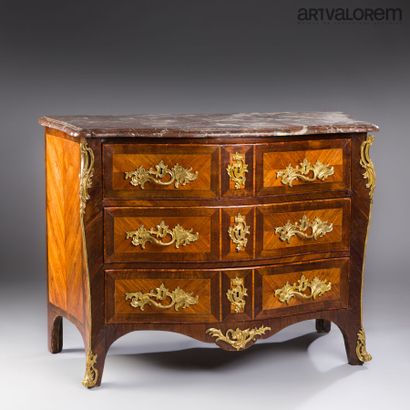 Commode à façade galbée en marqueterie de...
