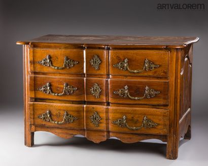 Commode à façade arbalète en noyer mouluré...