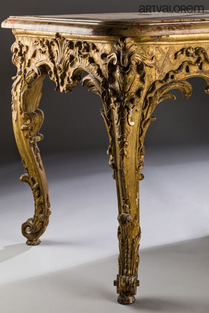 Console d'applique en bois sculpté et doré...