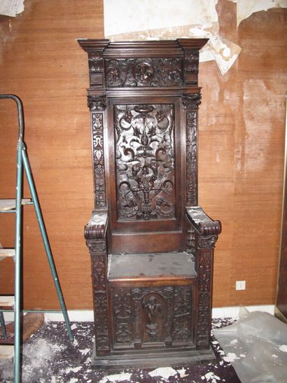 Cathèdre en chêne sculpté à haut dossier...