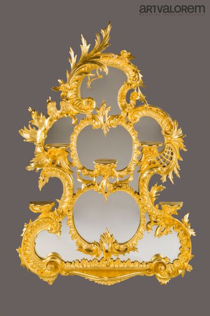 Miroir en bois mouluré sculpté et doré à...