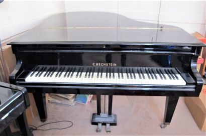 Piano quart de queue laqué noir C. BECHSTEIN,...