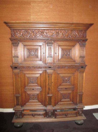 Meuble deux corps en chêne mouluré et sculpté...