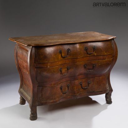 Commode de forme arbalète ouvrant en façade...