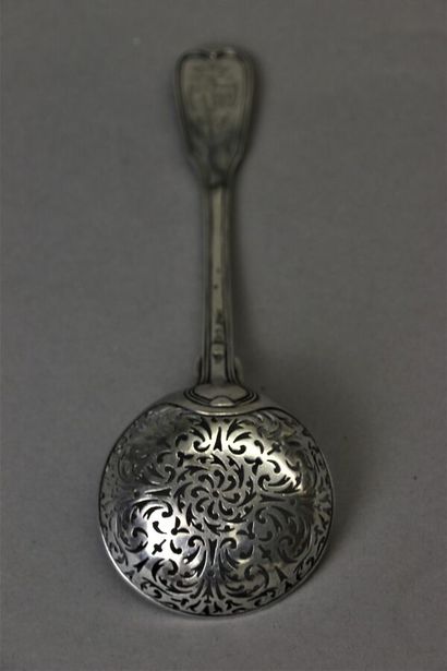 Cuillère à saupoudrer en argent modèle filets,...