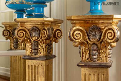 Paire de colonnes en bois doré et argenté,...