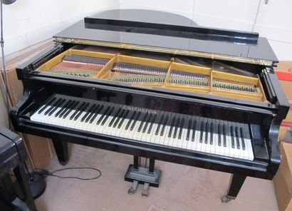Piano quart de queue laqué noir C. BECHSTEIN,...
