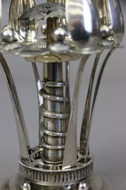 Présentoir à huit petites cuillères en argent...