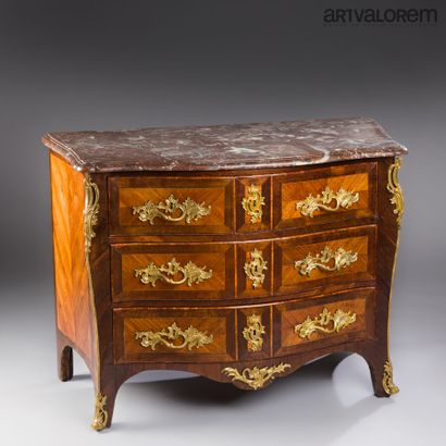 Commode à façade galbée en marqueterie de...