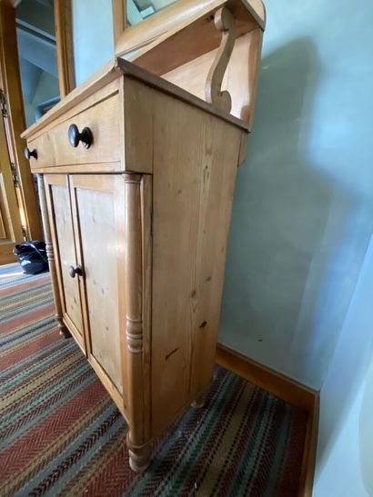Pitch pine furniture, presents a step, opens...