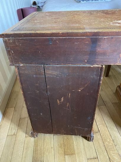 Pitchpin desk with three drawers in the belt...